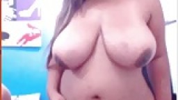 Colombienne rondelette avec des gros seins qui tombent