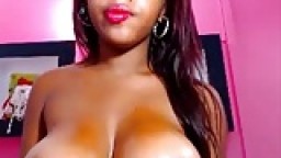 Black colombienne avec des seins énormes