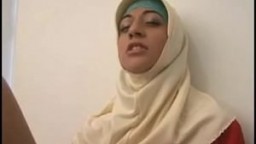 Une arabe musulmane voilée se gode la chatte