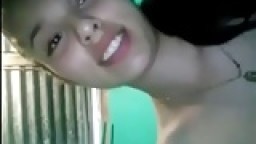 Une jolie petite mexicaine se caresse la chatte à la webcam