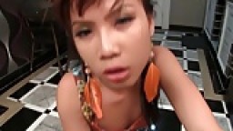 La ladyboy Luktan pour une douce fellation hd