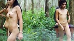 Ladyboys thailandaises dans la jungle hd