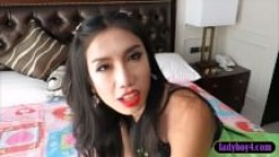 Une ladyboy avec une grosse bite suce et se fait prendre par le cul hd