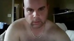 Un gros chauve poilu se branle à la webcam