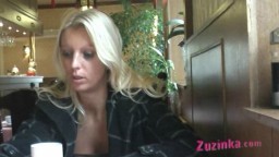 Une exhibitionniste blonde montre ses nichons dans un restaurant chinois - Film x