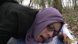 Une promenade dehors avec une arabe termine en sodomie - XXX HD